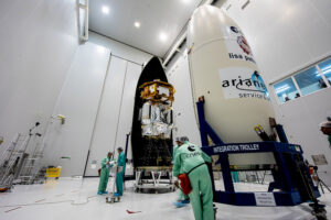 Zavírání sondy LISA Pathfinder do aerodynamického krytu