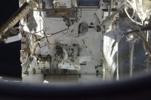 Astronauti při práci na příhradové konstrukci stanice