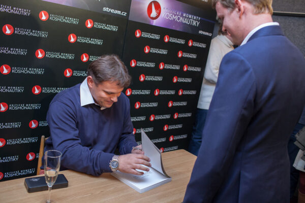 Autor knihy Ondřej Šamárek se na autogramiádě podepisoval všem zájemcům