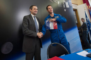 Thomas Pesquet a ministr Mandon - astronaut drží francouzskou vlajku, kterou dopraví na ISS