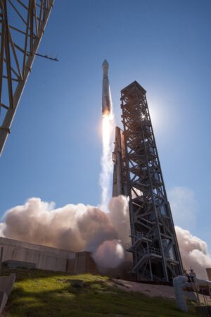 Atlas 5 opouští startovací rampu