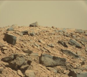 Sol 529 - na kamenech je vidět široké spektrum struktur a zrnitosti