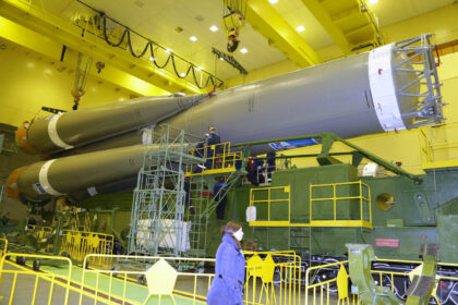 Velikost rakety vynikne při srovnání s lidskou postavou