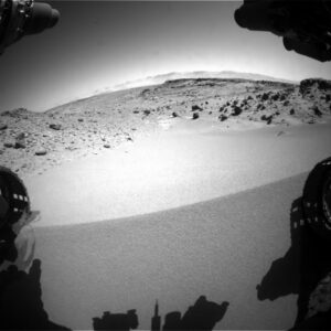 Sol 533 - kamera HazCam snímá přejezd duny Dingo Gap