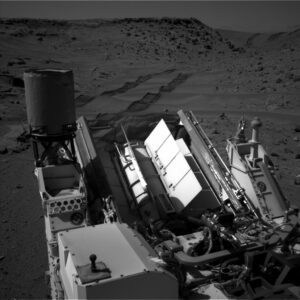 Sol 539 - Zpětný pohled z kamery NavCam ukazuje překrásné stopy kol v jemném písku
