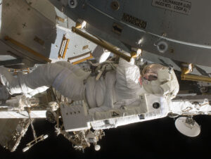 Tim Kopra během kosmické vycházky během mise STS-127