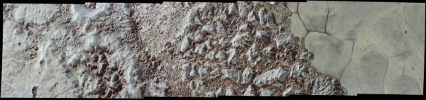 Povrch Pluta detailně a v barvě. Foto:: NASA/JHUAPL/SwRI
