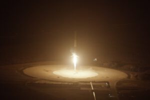 První stupeň rakety Falcon 9 přistává na Floridě. Foto: SpaceX