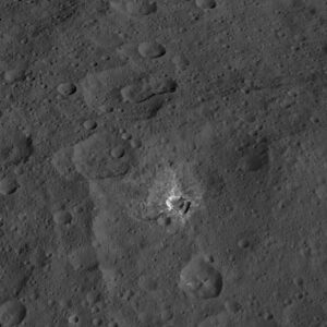 Kráter Oxo (9 km v průměru) ukrývá druhou nejjasnější skvrnu