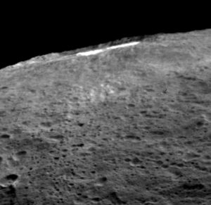 Nad kráterem Occator se během zdejšího poledne objevuje něco na způsob mlžného oparu.