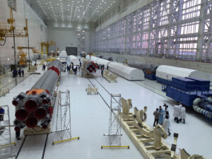 Interiér montážní haly na kosmodromu Vostočnyj
