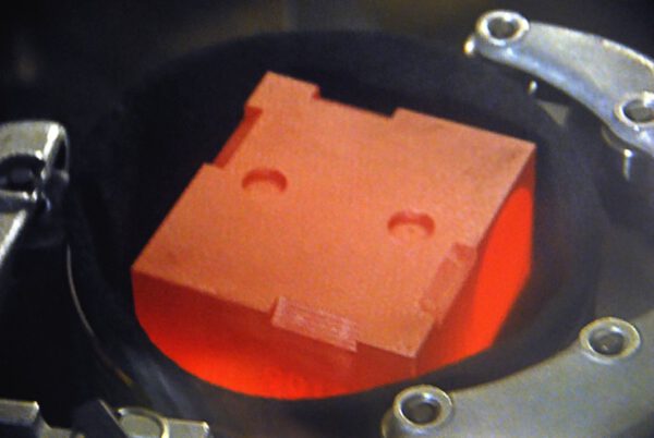 Plutonium-238 generuje svým rozpadem mnoho tepla, proto je na fotkách rozžhavené do ruda. Na této fotce vidíme aktivní část pro rover Curiosity.