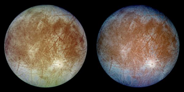 Jupiterův měsíc Europa nafocený sondou Galileo - levý snímek zachycuje reálné barvy, ten napravo potom vznikl složením fotek pořízených přes fialový, zelený a infračervený filtr