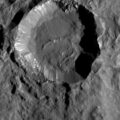 Kráter Kupalo na povrchu Ceres. Foto: NASA/JPL-Caltech/UCLA/MPS/DLR/IDA