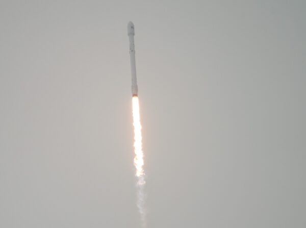 Poslední Falcon 9 v1.1 vynáší Jason-3. Zdroj: NASA/Bill Ingalls