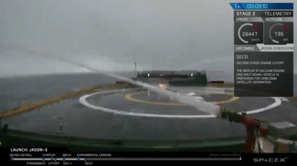 Přistávací plošina ASDS těsně před přerušením obrazového přenosu. Zdroj: SpaceX