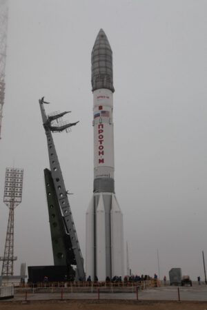 Raketa Proton na rampě. Zdroj: Roskosmos
