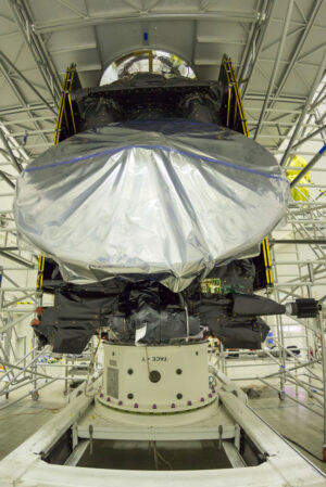 Kompletní sestava - lander EDM (Schiaparelli) je úplně nahoře - v přední části družice TGO vidíme komunikační anténu