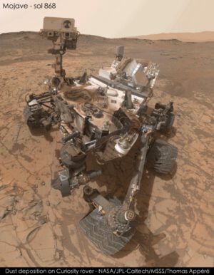 Ukládání prachu na povrchu Curiosity. Zdroj: NASA/JPL/MSSS/Thomas Appéré