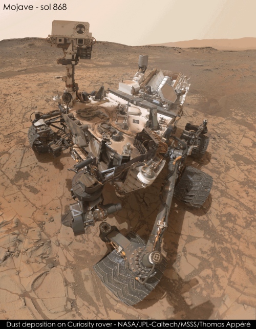 Ukládání prachu na povrchu Curiosity. Zdroj: NASA/JPL/MSSS/Thomas Appéré