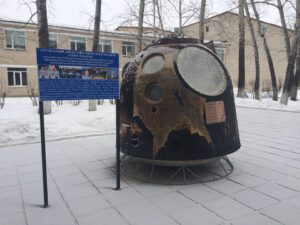 Návratový modul Sojuzu TMA­07M v Uglegorsku. Kdo nevěří, ať tam běží...