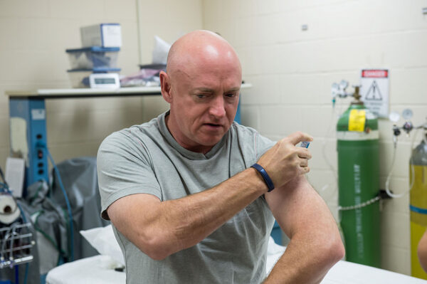 Mark Kelly - bratr Scotta Kellyho během pozemních lékařských experimentů