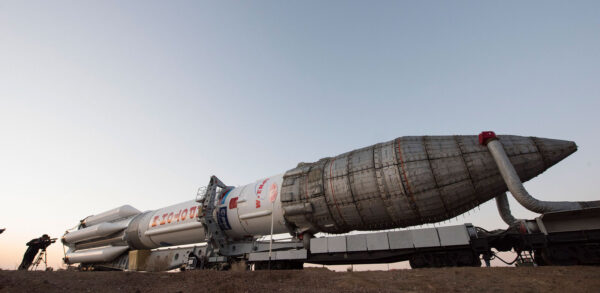 Raketa Proton-M při vývozu na rampu