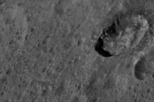 Ceres – Kráter Juling. Zdroj: NASA/JPL-Caltech/UCLA/MPS/DLR/IDA