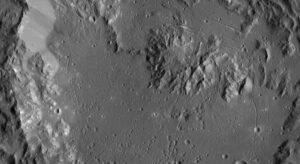 Kráter Ikapati. Zdroj: NASA/JPL-Caltech/UCLA/MPS/DLR/IDA