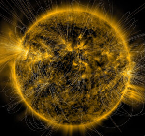 Slunce vyfocené 12. března 2016 sondou SDO v extrémním ultrafialovém spektru s dopočítanými siločárami magnetického pole