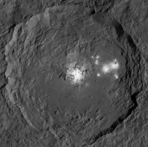 Occator nafocený z výšky 385 km, kdy nejmenší rozlišitelné detaily mají kolem čtyřiceti metrů. Celý kráter měří napříč devadesát dva kilometrů a hluboký je kilometry čtyři.