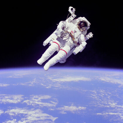 Ikonická fotografie Bruce McCandlesse v křesle MMU č.002