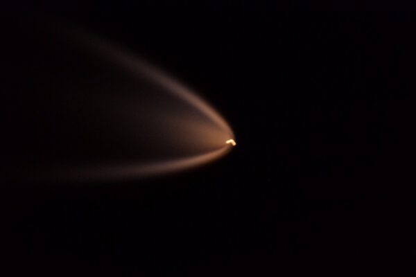 Stopa rakety Sojuz vynášející Progress MS-2 vyfocená z paluby ISS