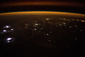 Noční pohled na Zemi z ISS