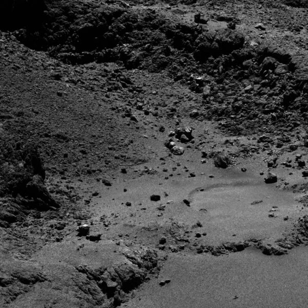 Kamera OSIRIS pořídila 11. května i tento snímek ze vzdálenosti 9,9 km. Rozlišení fotky je 16 cm/pixel