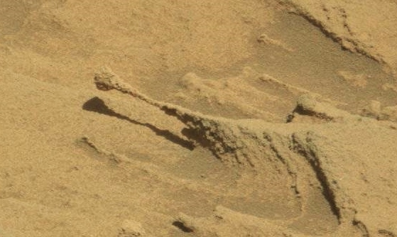 Sol 1297: výsledek eroze na Marsu. NASA/JPL