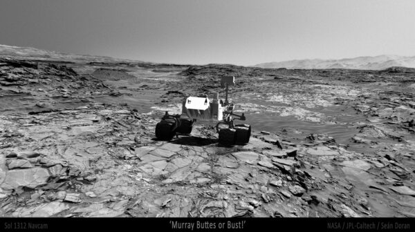 Sol 1312 panorama s vloženou Curiosity. NASA/JPL/Seán Doran