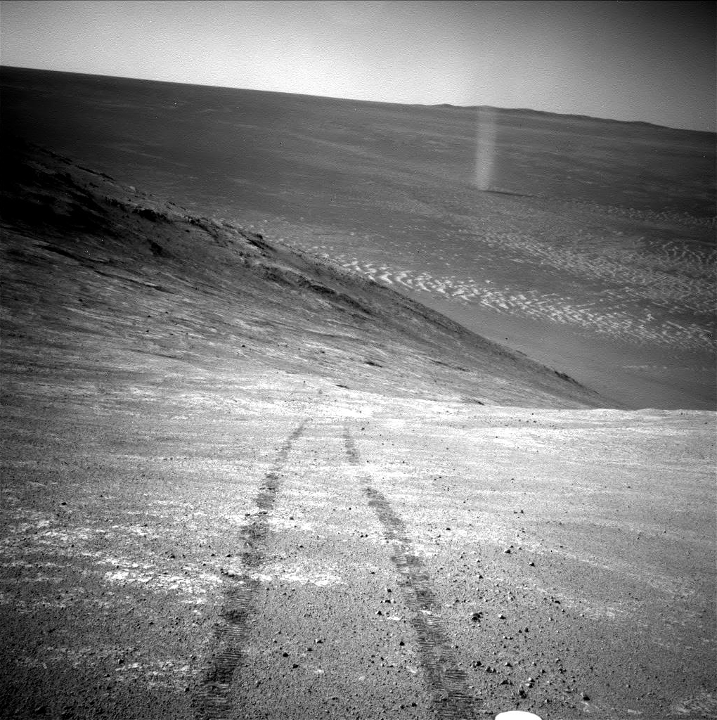 Sol 4332: prachový vír, Opportunity. Foto: NASA/JPL/MSSS