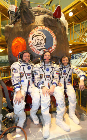 Posádka mise Sojuz TMA-21 během předletové přípravy (zleva Ronald Garan, Aleksandr Samokutjajev a Andrej Borisenko)