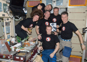 Expedice 27 na palubě ISS – vlevo Cady Colemanová, nahoře vzadu Andrej Borisenko