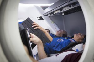 Astronauti Sunita Williams a Doug Hurley testují ovládání a vnitřní systémy lodi Crew Dragon od SpaceX