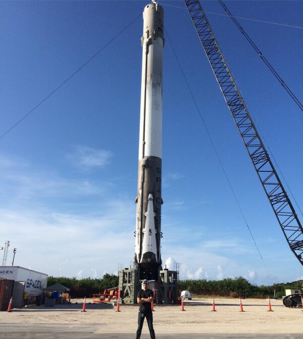 Tato fotka sice nepochází z Flickru SpaceX, ale byla pořízena jen pár hodin před vydáním tohoto článku. Vidíme na ní, že stupeň už má odmontované nohy.