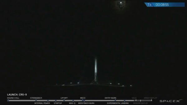 První snímky po přistání pochází z online vysílání SpaceX