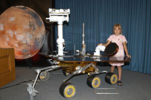 Marsovské vozítko s vyklopenými panely (zdroj NASA).