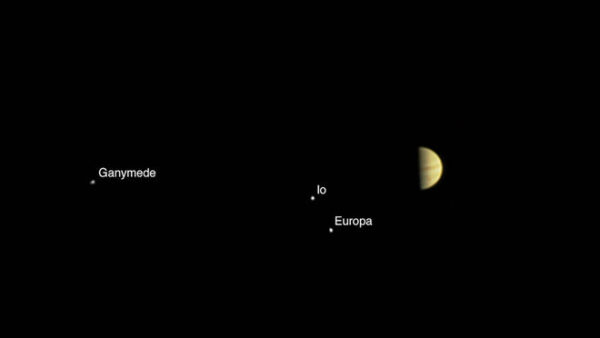 Jeden z prvních snímků Jupitera a jeho měsíců pořízených sondou Juno 28. června ze vzdálenosti 6,2 milionů kilometrů (zdroj NASA).