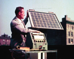 Jeden z prvních fotovoltaických panelů firmy Bell na počátku padesátých let.