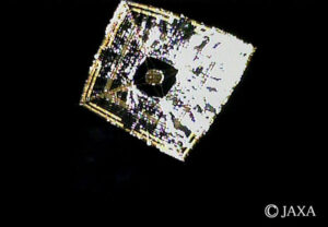 Snímek sluneční plachty projektu Ikaros japonské sondy k Venuši (zdroj JAXA).
