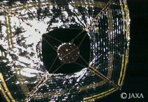 Snímek plachetnice Ikaros získaný z kamery vymrštěné z ní (zdroj JAXA).