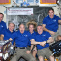 Posádka 37. dlouhodobé expedice na ISS vyplazenými jazyky vzdává čest Albertu Einsteinovi. Je otázkou,jak dlouho budou posádky šestičlenné