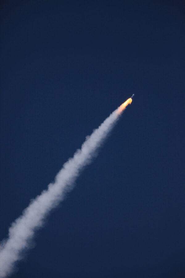 Raketa na sloupu dýmu stoupá k obloze
